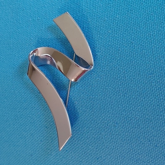 Vintage signed Monet Silver Tone Ribbon, Zig Zag Brooch - Picture 2 of 10